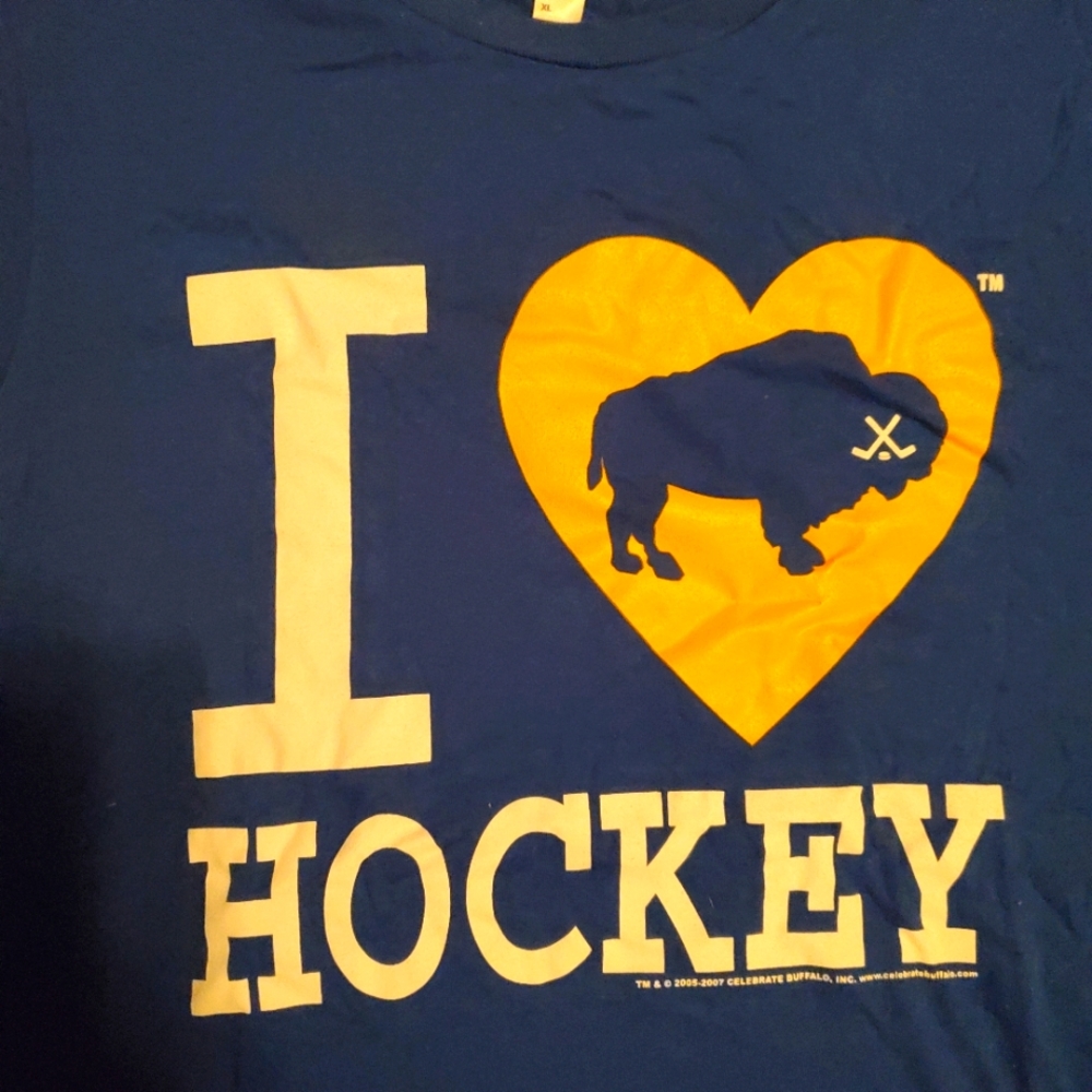 NWOT I ❤ Buffalo Hockey Women's XL T-shirt - Picture 2 of 3